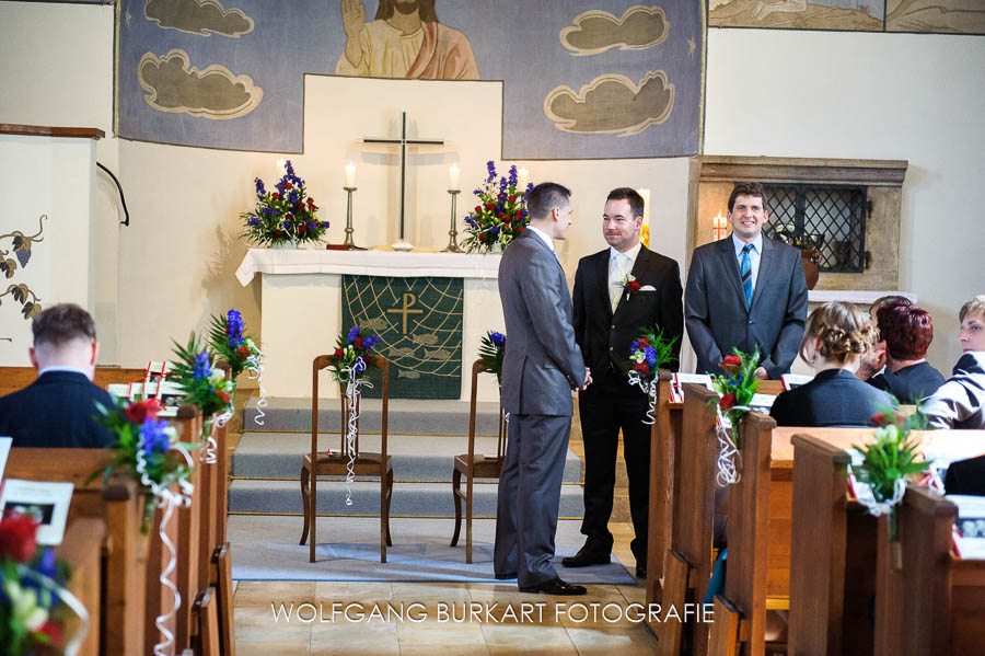 Hochzeits-Fotograf Bayern, Bräutigam mit Trauzeugen in der Kirche