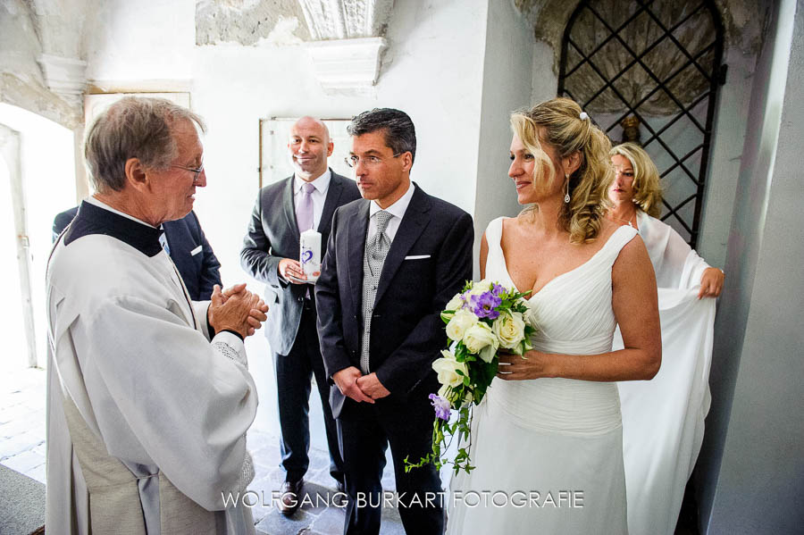 Fotograf München Hochzeit, Einzug Brautpaar vor der Trauung