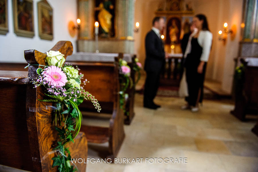 Hochzeitsfotografie München, Blumenschmuck in der Kirche