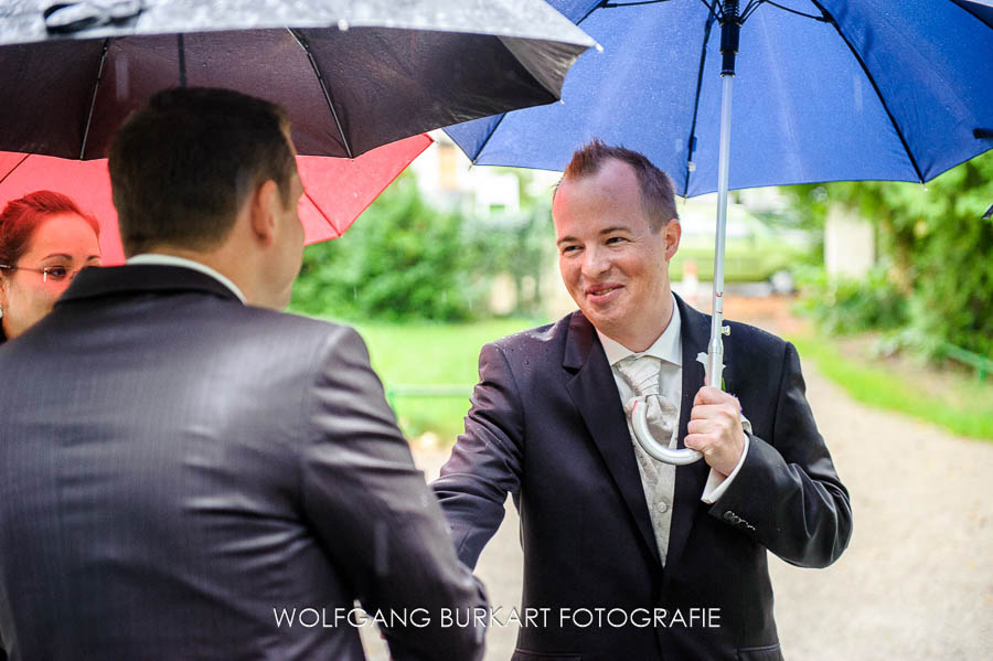 Hochzeit Fotograf München Pasing, Bräutigam mit Schirm