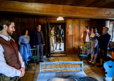 Standesamtliche Trauung in einem alten Bauernhof in Bad Kohlgrub, Brautpaar mit Gästen in traditioneller Kleidung.