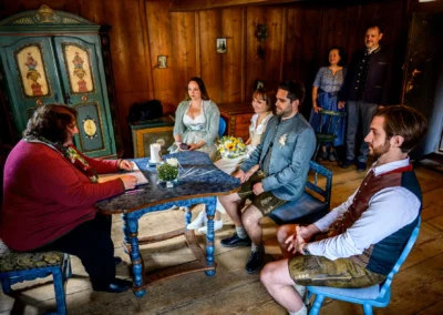 Standesamtliche Trauung in traditionellem Bauernhof in Bad Kohlgrub, Hochzeitsreportage, Brautpaar im Fokus.