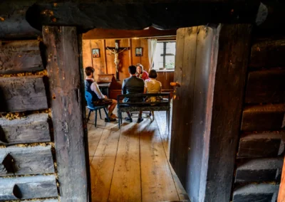 Standesamtliche Trauung in einem alten Bauernhof in Bad Kohlgrub, traditionelles Ambiente und romantische Atmosphäre.