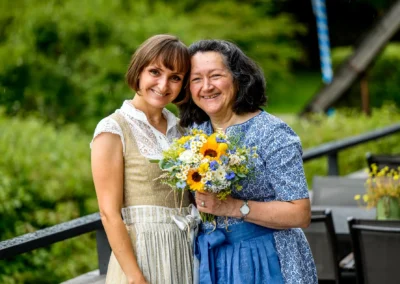 Braut mit Mutter in traditioneller Tracht, Hochzeit Bad Kohlgrub, Blumenstrauß, glücklich