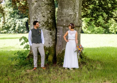 Brautpaar am Ammersee, Hochzeitsfotoshooting im Schacky Park Diessen, romantische Gartenkulisse, natürliche Liebe.