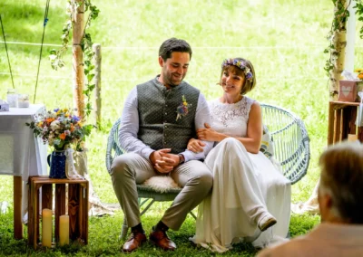 Brautpaar bei freier Trauung in der Nähe von Greifenberg. Romantische Hochzeit im Freien.