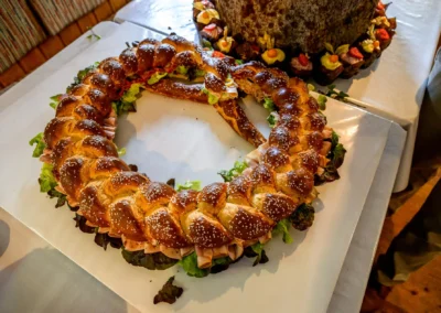 Großes Brezenbrot mit Belag auf einer Hochzeit in Beuern bei München, festlich dekoriert.