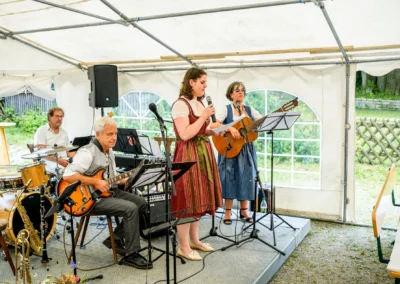 Musiker auf Hochzeitsfeier in Beuern, Türkenfeld, westlich von München, spielen traditionelle Musik.