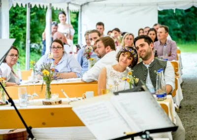 Hochzeitsfeier in Beuern, Türkenfeld: Brautpaar und Gäste genießen den festlichen Moment im Freien.