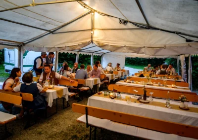 Hochzeitsfeier in festlichem Zelt in Beuern, Türkenfeld bei München, Gäste in traditioneller bayerischer Tracht.
