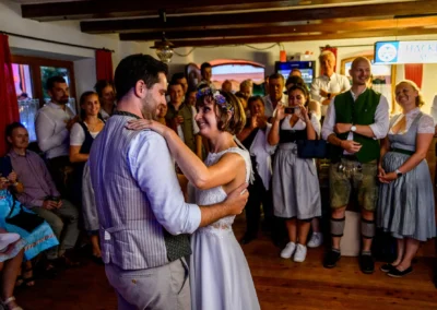 Brautpaar-Eröffnungstanz bei Hochzeitsfeier in Beuern, Türkenfeld nahe München, umgeben von festlichen Gästen.