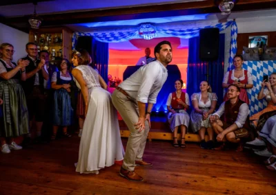 Hochzeitsfeier in Beuern bei Türkenfeld, Paar tanzt ausgelassen, Gäste in Tracht, bayerische Hochzeitsreportage.