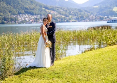 Brautpaarshooting am Tegernsee in Bad Wiessee, idyllische Kulisse am Seeufer für unvergessliche Hochzeitsmomente.