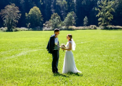 Brautpaar-Shooting im Grünen in Pfaffing bei Ebersberg, romantische Hochzeitsfotografie im Freien.