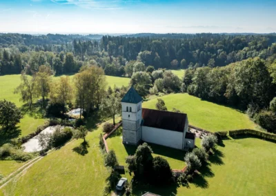 Kirchliche Trauung in St. Margaretha, Pfaffing bei Ebersberg im Grünen; Drohnenfoto der malerischen Kirche.
