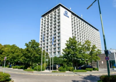 Hilton Hotel Tucherpark in Muenchen, ideal fuer elegante Hochzeitsreportagen und Feiern in stilvollem Ambiente.