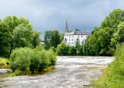 Schlosspanorama mit Fluss in Chiemgau, ideal fuer romantische Hochzeiten und Trauungen im Freien.