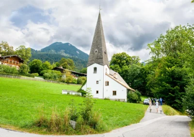 Trauung in der Martin-Luther-Kirche Fischbachau, malerische Landschaft, alpine Kulisse, Hochzeitstag im Grünen.