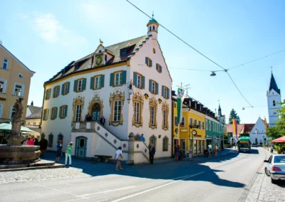 Standesamtliche Trauung in Fuerstenfeldbruck, historisches Gebaeude im Sonnenschein.