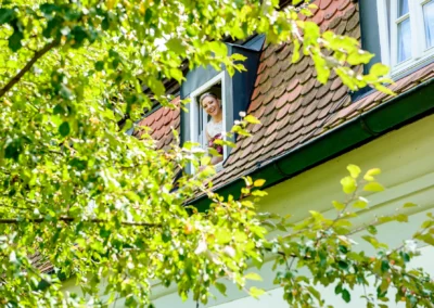 Braut am Fenster mit Laub, Hochzeitsportrait auf Schloss Hohenkammer.