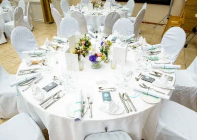 Elegante Hochzeitstafel in Starnberg mit Blumen und festlichem Gedeck, ideal fuer Trauungen am Starnberger See.