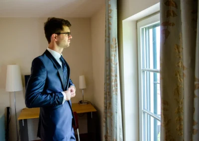 Bräutigam im Anzug, bereit zur Hochzeit, Hotel Aiterbach am Chiemsee als romantische Kulisse