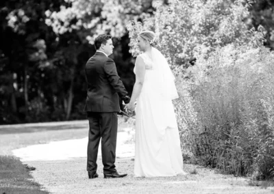 Brautpaar bei Hochzeit am Schloss Hohenkammer in Schwarzweiss gehalten, liebevolle Portraitaufnahme.