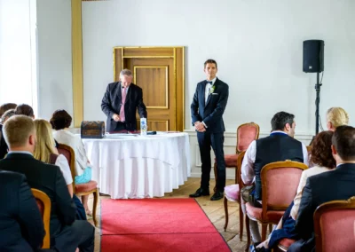 Hochzeitsszene im Schloss Pertenstein mit Braeutigam und Gaesten waehrend der Trauung, Chiemgau