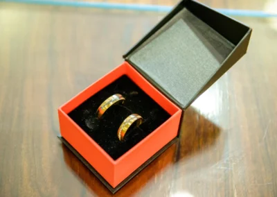 Ringe in roter Schachtel, aufgenommen bei einer Hochzeit in Schleissheim, Teil einer Hochzeitsreportage.