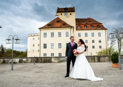 Brautpaar bei Hochzeit im Schloss Seefeld, romantische Trauung westlich von München, Hochzeitsreportage.