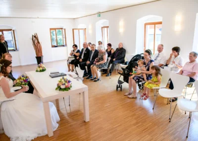 Standesamtliche Trauung in Poecking am Starnberger See mit Brautpaar und Gaesten in festlich dekoriertem Raum.