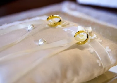 Eheringe bei der standesamtlichen Hochzeit im Standesamt Fuerstenfeldbruck, elegante Trauungsdetails.