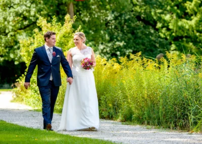 Braut und Bräutigam beim Spaziergang in der Natur, Hochzeitsportrait auf Schloss Hohenkammer.