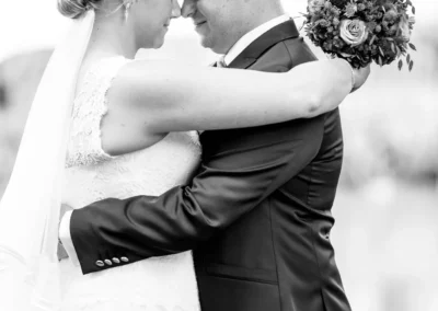 Brautpaar-Portrait inniger Moment bei Hochzeit auf Schloss Hohenkammer.