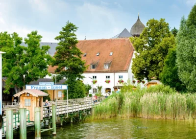 Hochzeitsfeier auf der Fraueninsel: Romantische Trauung im Chiemsee.