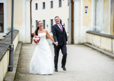 Brautpaar lacht bei Hochzeit in Schloss Seefeld, westlich von Muenchen, festgehalten in Hochzeitsreportage.
