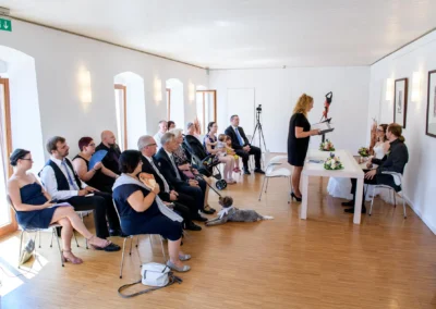 Standesamtliche Trauung in Pocking am Starnberger See, Hochzeitsgesellschaft lauscht der Zeremonie.