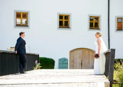 Brautpaar auf einer Bruecke, Schloss Hohenkammer, Hochzeitsportrait im Sommer.
