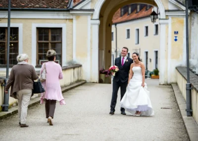 Brautpaar bei Hochzeit im Schloss Seefeld, lachend unterwegs, unvergessliche Hochzeitsreportage.