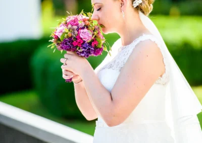 Brautportrait am Hochzeitstag im Schlossgarten, Brautstrauß in der Hand, romantische Hochzeitsreportage.