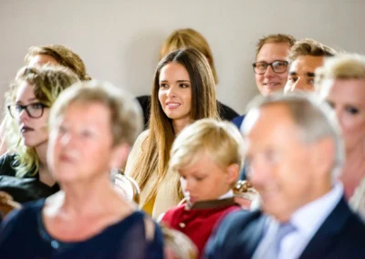 Gäste bei einer Hochzeitsfeier im Schloss Pertenstein, festliche Stimmung und erwartungsvolle Gesichter.