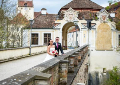 Brautpaar bei Hochzeit im Schloss Seefeld nahe Pilsensee, romantische Trauung, Hochzeitsreportage westlich von Muenchen.