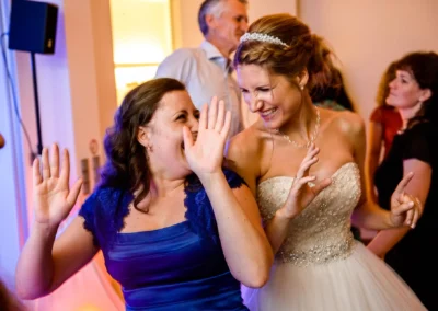 Feierlicher Moment auf einer Hochzeit im Hotel Aiterbach am Chiemsee, voller Freude und Tanz.