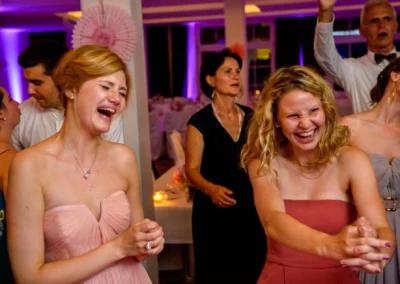 Feiernde Gaeste bei einer Hochzeit im Hotel Aiterbach am Chiemsee, ausgelassene Stimmung und froehliche Momente.