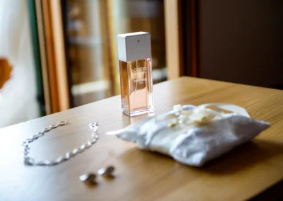 Parfum und Hochzeitsschmuck, stilvoll vorbereitet auf der Fraueninsel. Perfekt fuer die Hochzeitsreportage am Chiemsee.