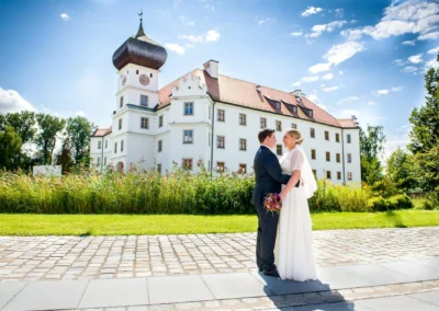 Braut und Braeutigam vor Schloss bei Hochzeitsportrait im Freien, Hohenkammer.
