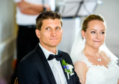 Brautpaar bei der Trauung in Schloss Pertenstein im Chiemgau, Hochzeitsreportage mit elegantem Brautkleid und Anzug.