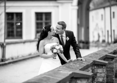 Brautpaar bei Trauung in Schloss Seefeld, liebevoller Moment festgehalten als Teil der Hochzeitsreportage.