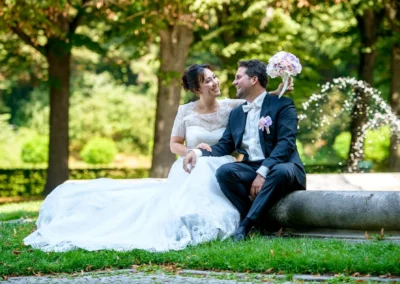 Brautpaar-Foto beim Friedensengel, München. Hochzeitsshooting im Park mit Brunnen im Hintergrund. Romantische Trauung.