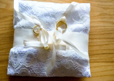 Eheringe auf Kissen bei Trauung auf der Fraueninsel, liebevoll verpackt mit Spitze und Satinband.